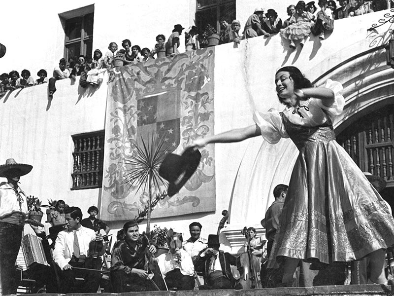 santa-barbara-fiesta-courthouse-800x600